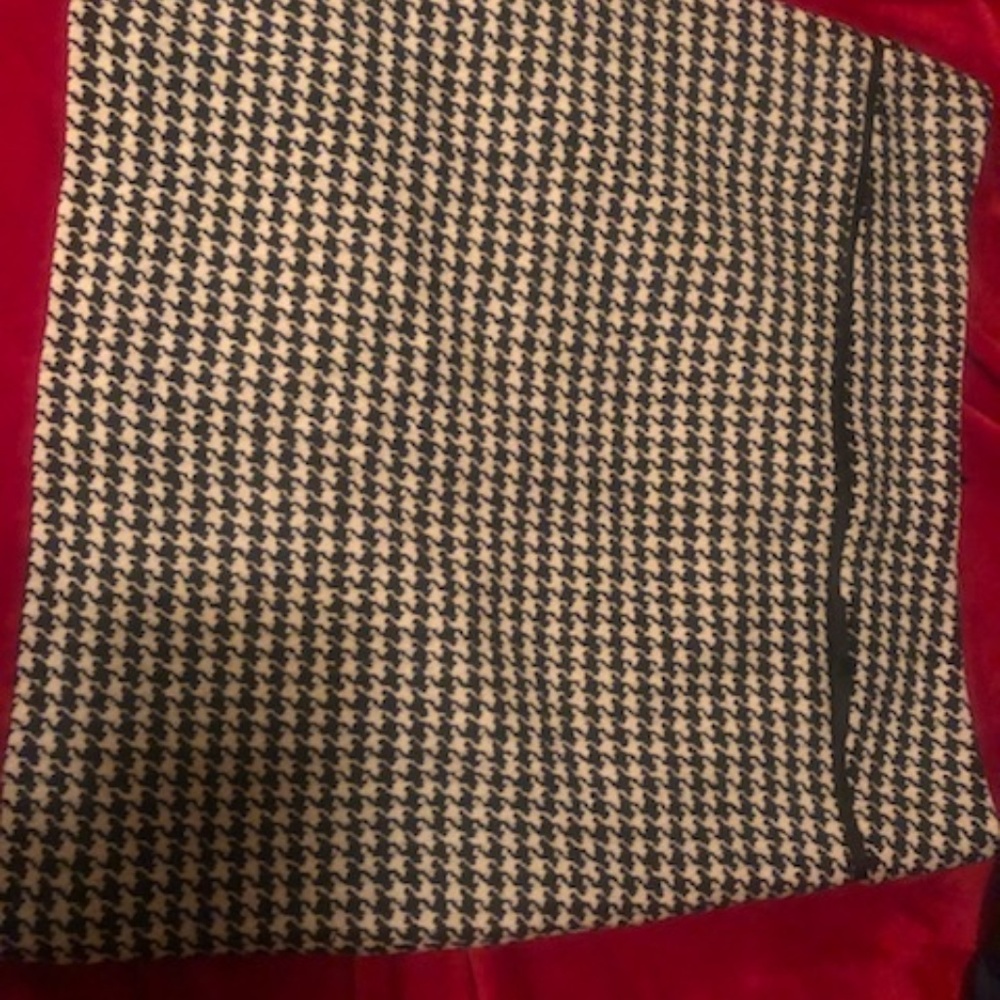 HOUNDSTOOTH SKIRT - SIZE 12